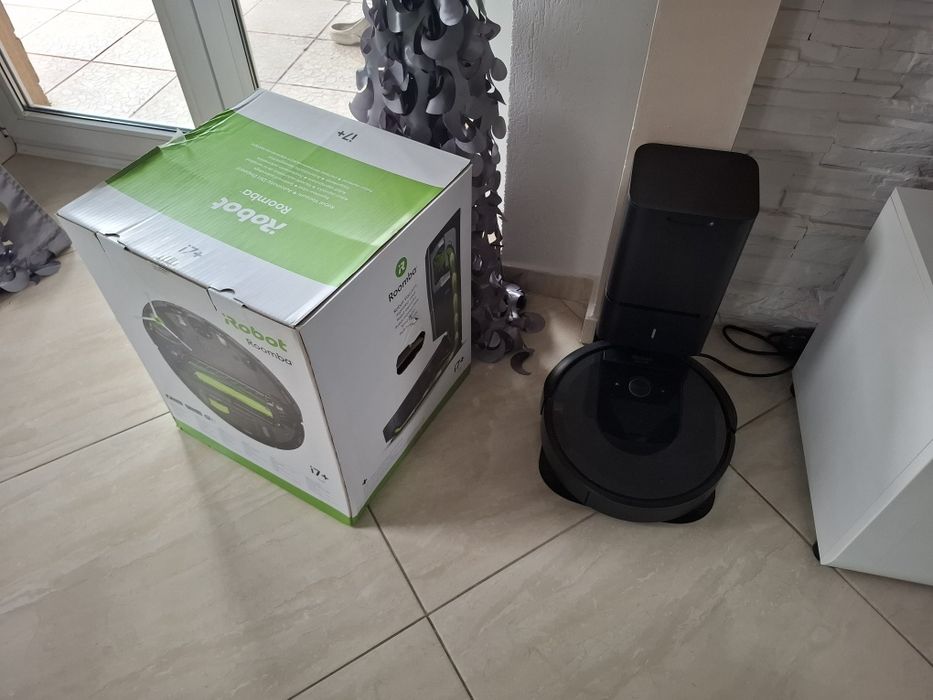 iRobot Roomba i7 plus