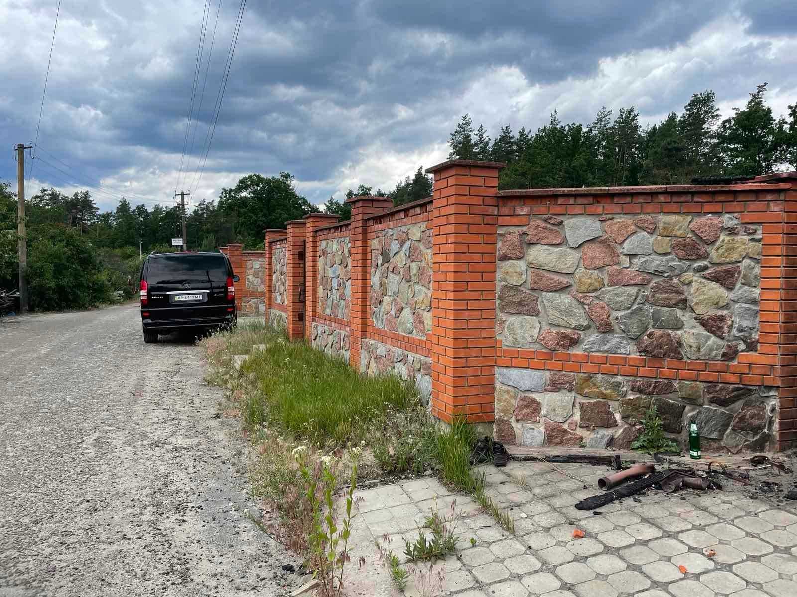 Ділянка з парканом та лазнею та фундаментом під будинок, обмін