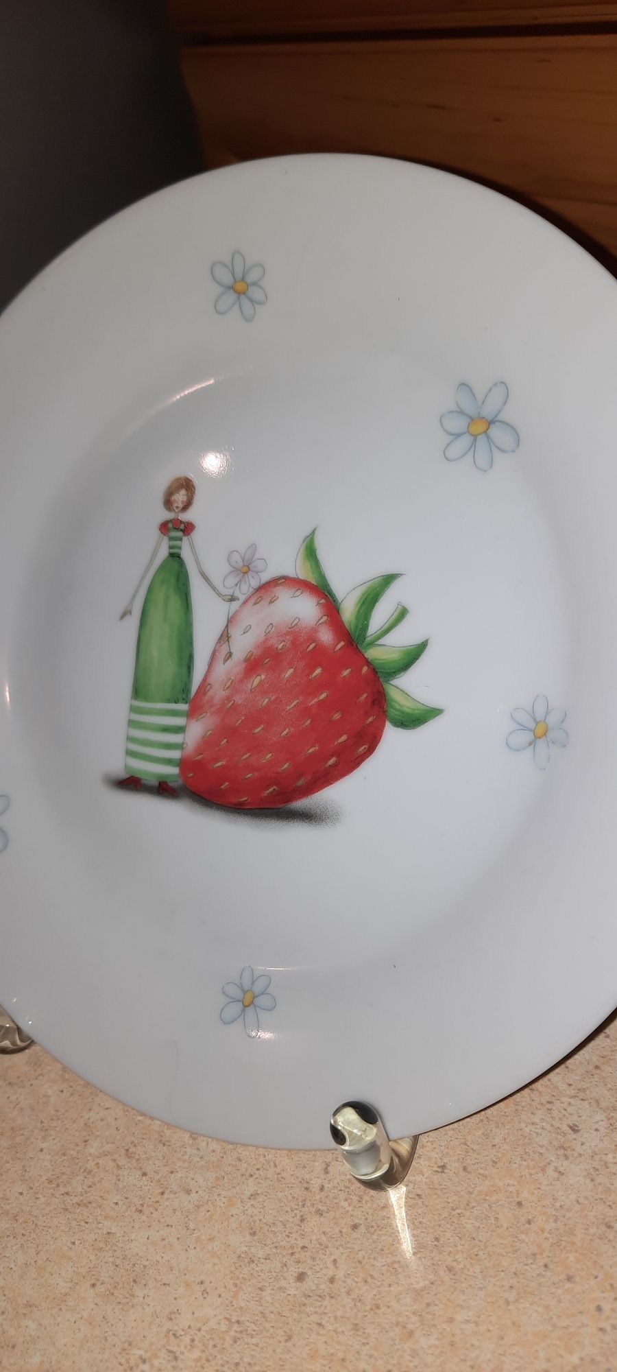 Śliczny talerz deserowy z truskawką