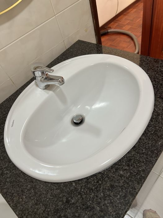 Móvel de Casa de Banho em Madeira com Lavatório em Granito