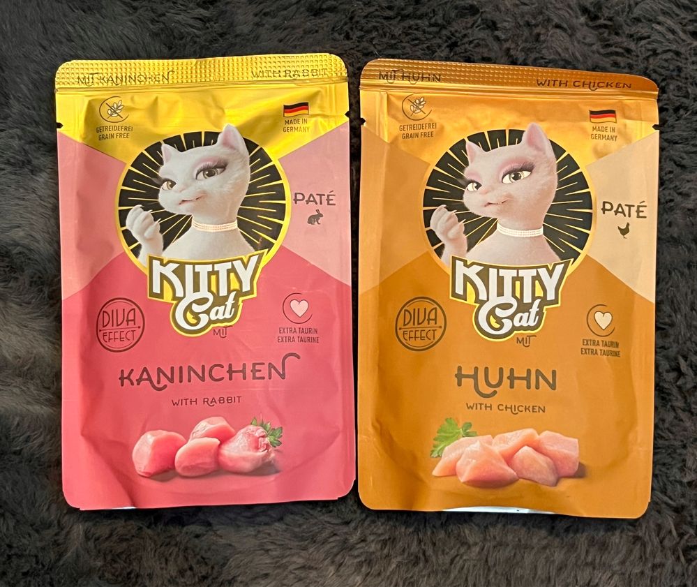 Dwie saszeteki dla kota Kitty Cat patè mokra karma królik i kurczak