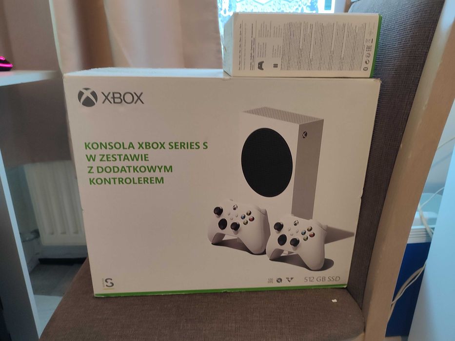 Xbox Serie S 512 GB + 2 pady