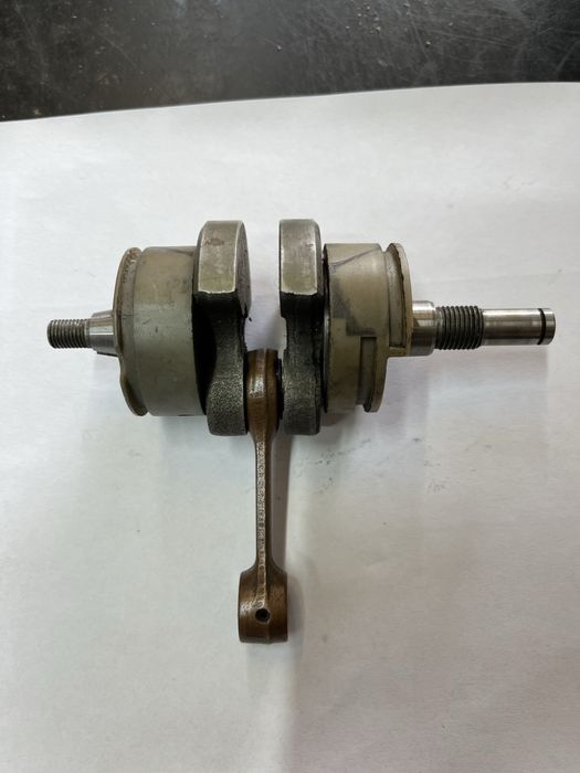 Wał kpl z piastami i uszczelniaczami pilarka Solo 639