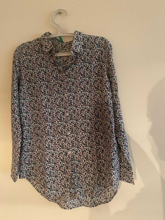 Camisa com flores da Benetton