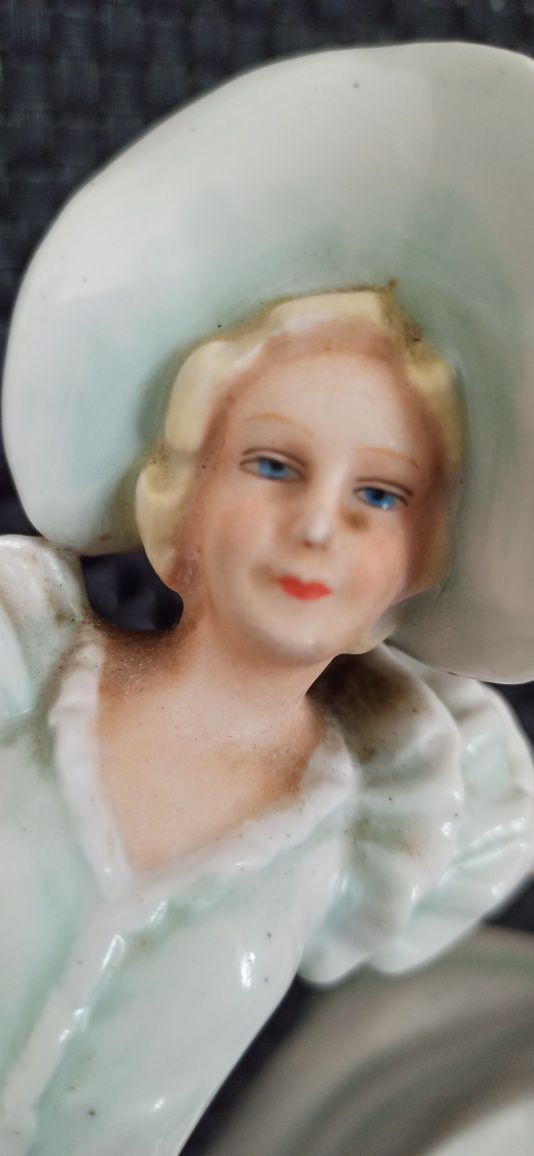 Wielka Figurka tańczącej Kobiety w Kapeluszu h 27 cm