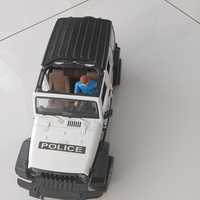 Zabawki pojazd jeep policyjny bruder