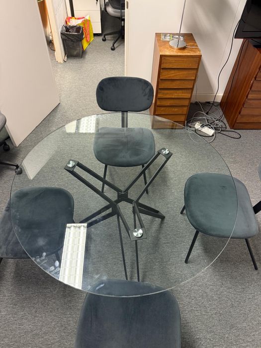 Mesa em vidro da AREA + 4 cadeiras