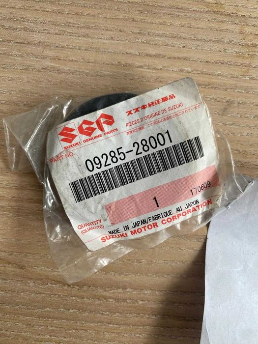 Uszczelniacz piasty tył Suzuki