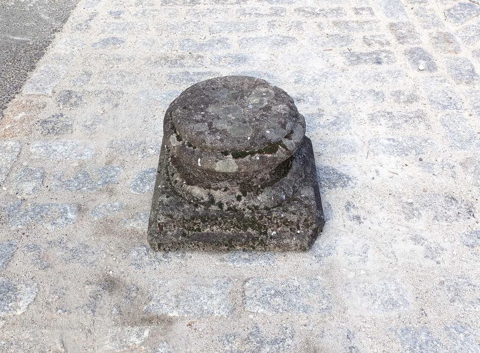 Antiga base em pedra de granito