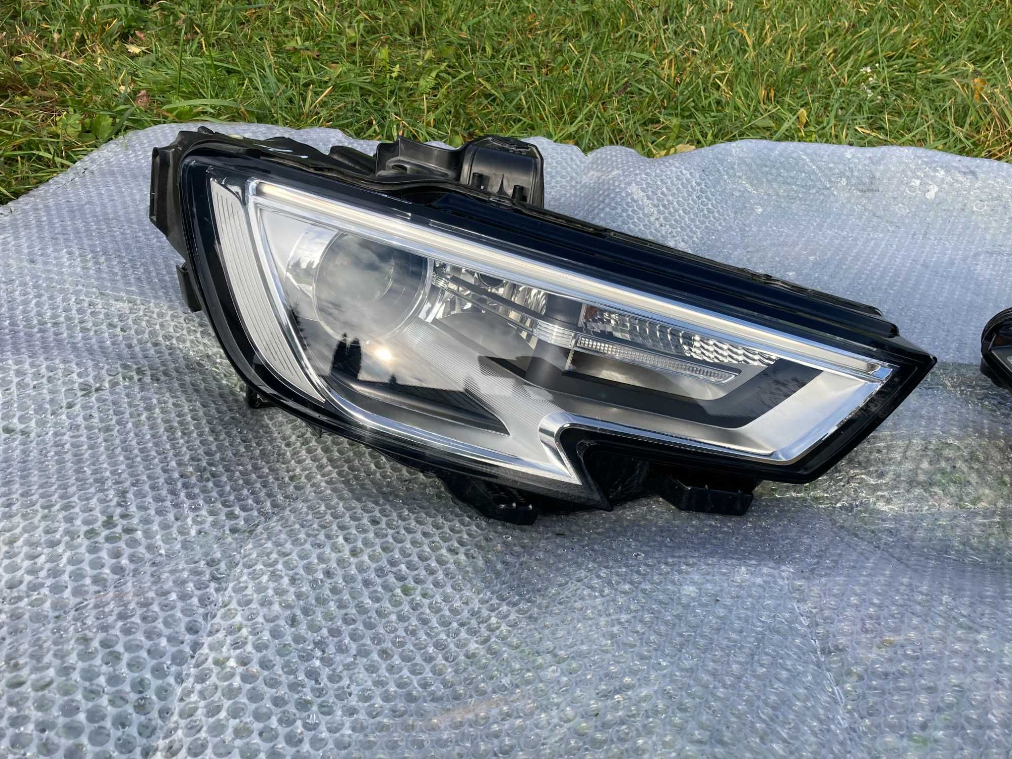 Фары ORIGINAL Б/У AUDI A3 8V Bi-Xenon без блоков 16-20год.