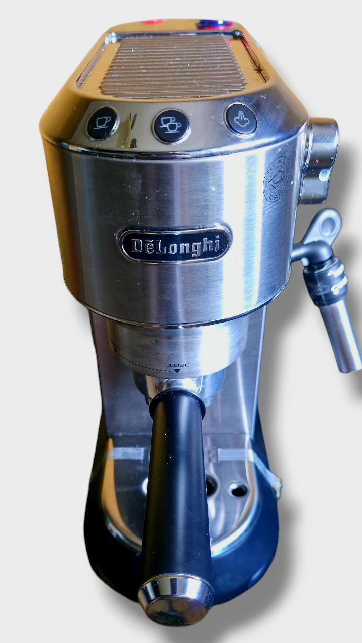 Ekspres cisnieniowy DeLonghi Dedica EC685.M