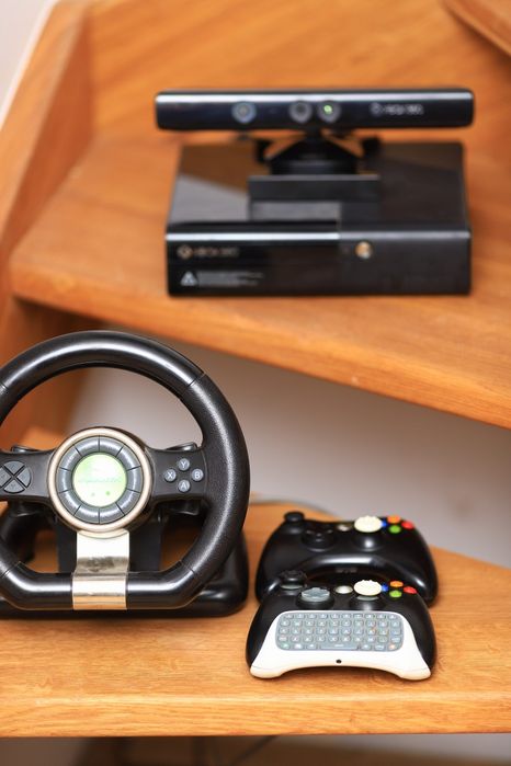 Konsola Xbox 360 E series. Kinect. Wi-Fi.Kierownica.