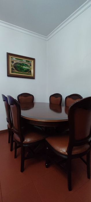 Mesa de jantar extensível + 8 cadeiras