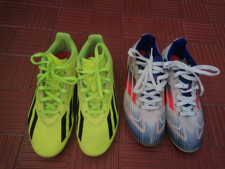 2 pares de chuteiras em bom estado.