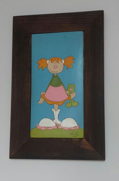 Quadros infantis  manufaturados em barro com molduras em madeira.