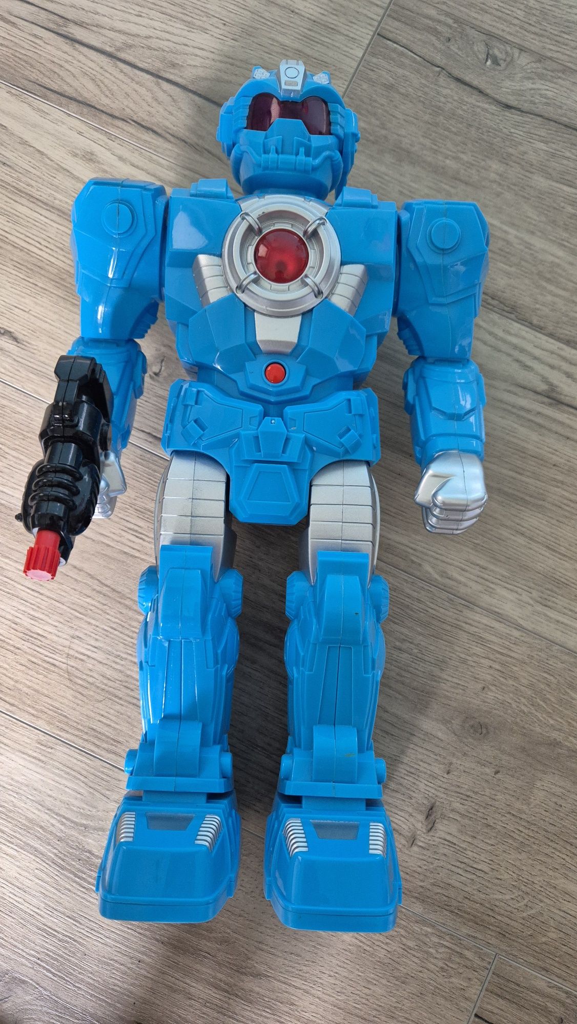 Robot gra strzela jeździ swieci