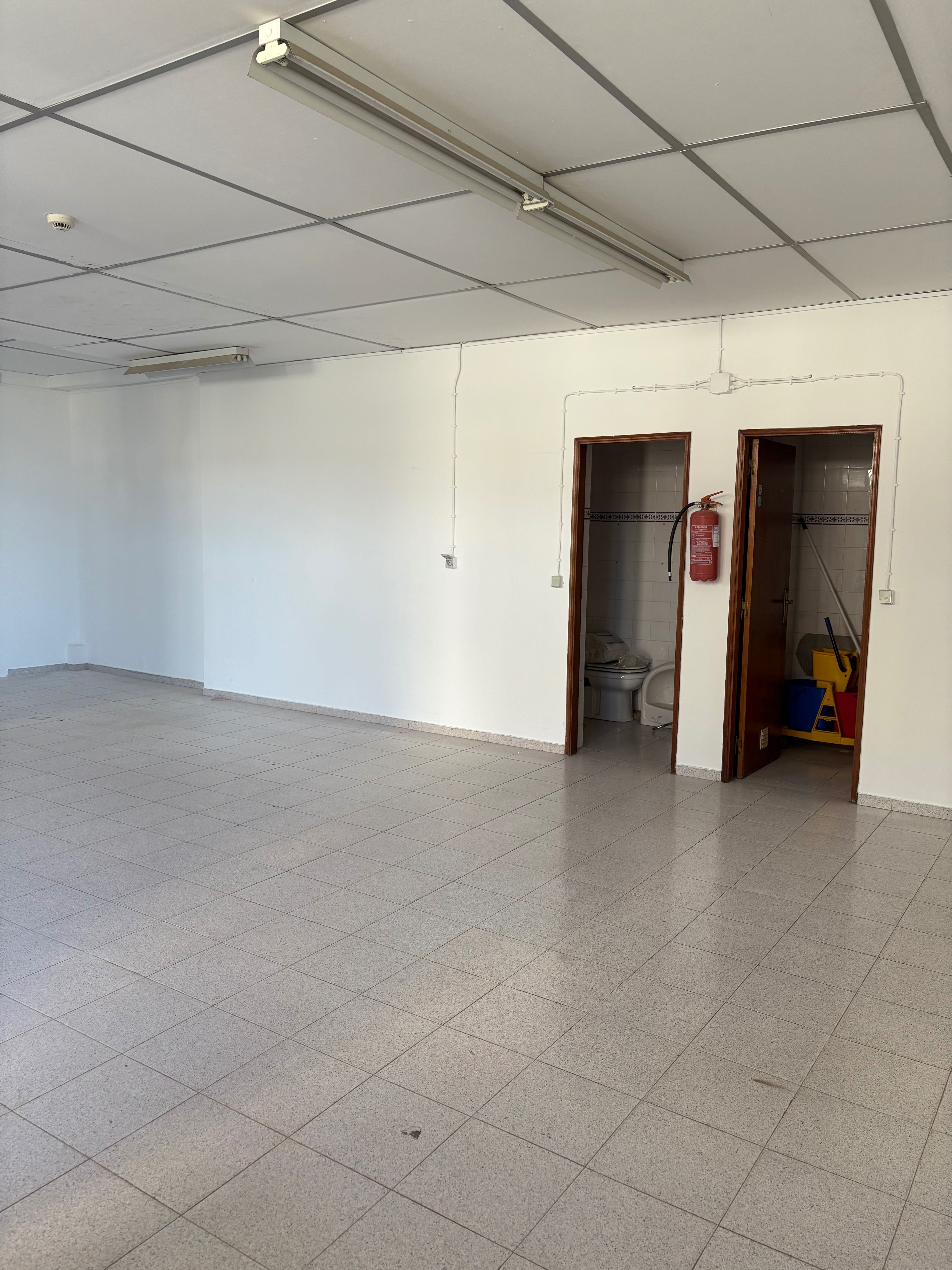 Aluga-se loja com 60 m2 em Tavira