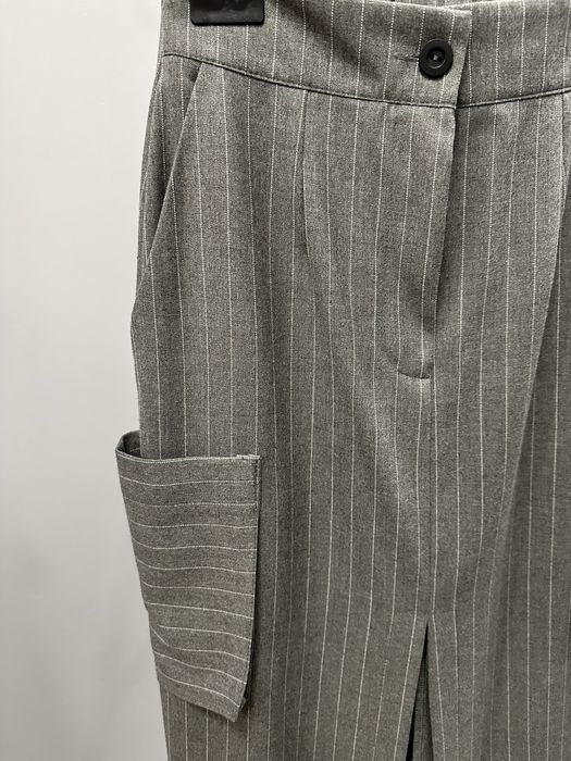 Spódnica ONE Fashion szara w prążek z rozcięciem z przodu rozmiar s