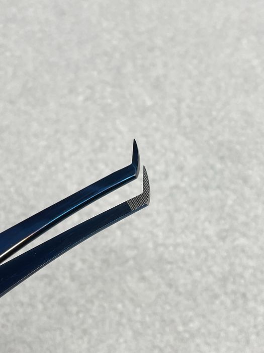 Пінцети для нарощування вій Vilmy та Design Lashes.