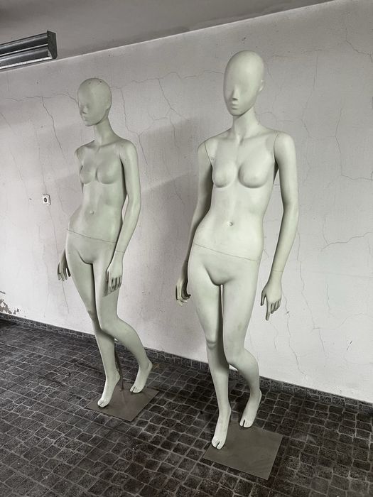 Manequins de gesso cinza claro