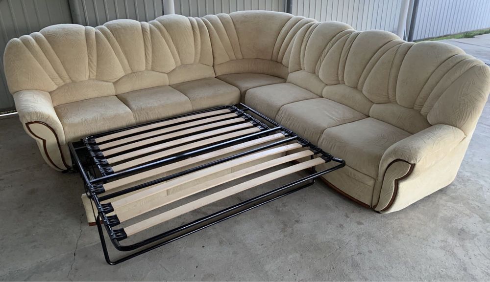 Диван кутовий з спальним місцем