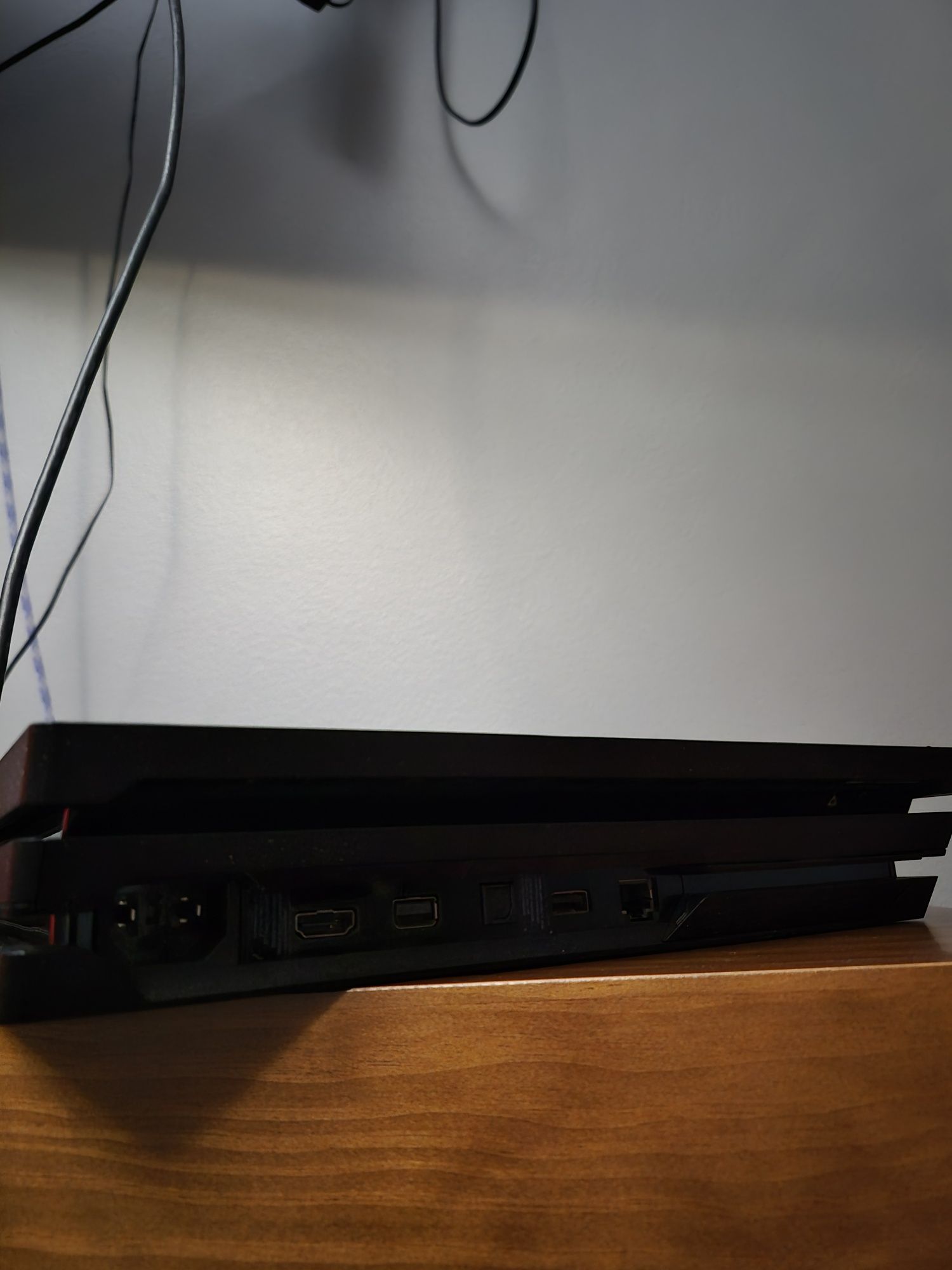 PS4 PRO 1TB com comando e jogos incluídos