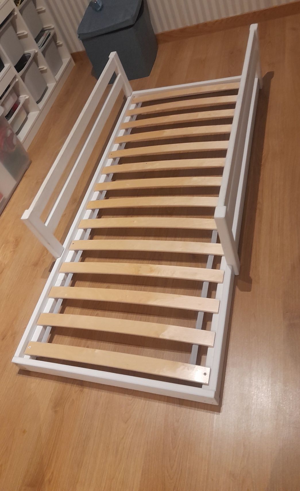 Cama montessori,feita à mão,que inclui; colchão,resguardo.