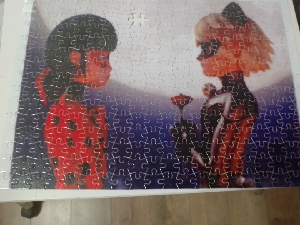 Puzzle biedronka i czarny kot