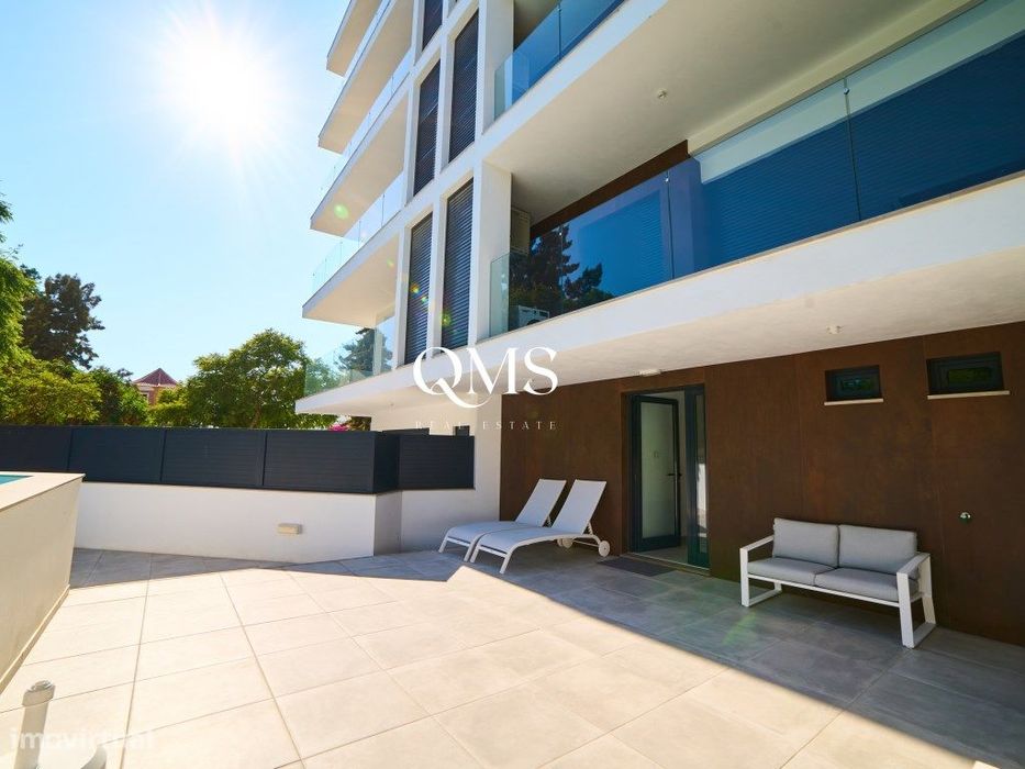 Apartamento T2 Luminoso Sem Mobília com Garagem & Piscina no Coraçã...