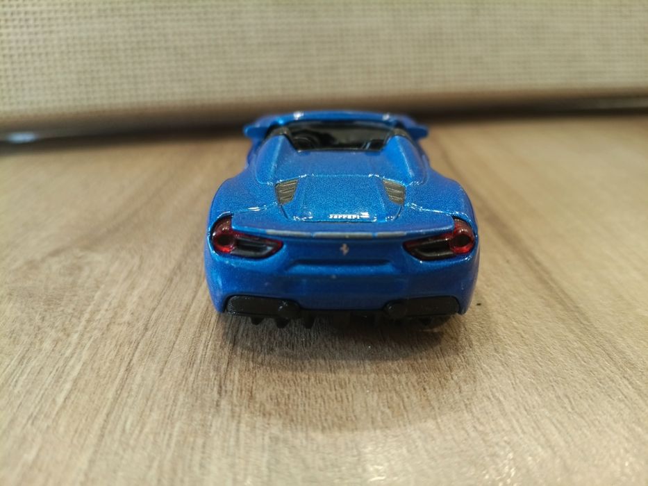Bburago Ferrari 488 Spider 1/43 samochód niebieski