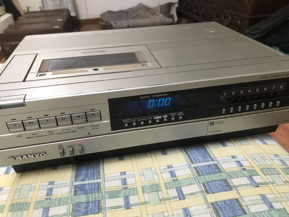 Videogravador Sanyo VTC 5000 a funcionar