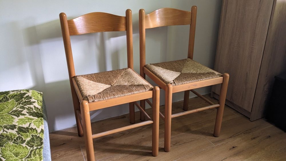 Dwa krzesła z siedziskiem wikliny