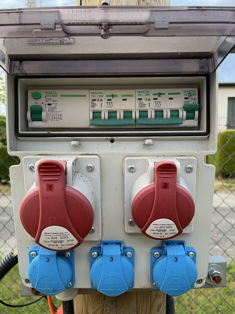 Prowizorka budowalana słup elektryczny plus skrzynka
