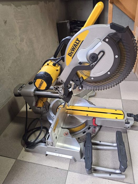 Dewalt DWS779 торцовка