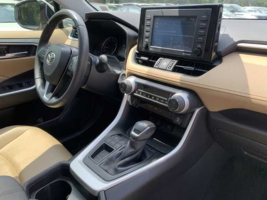 Toyota RAV4 XLE Premium      2021