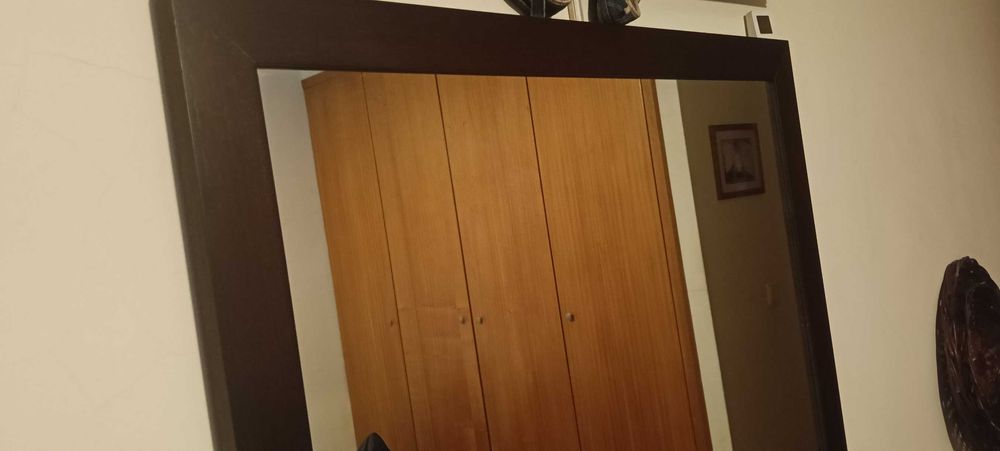 Quarto completo casal Cama, 2 mesinhas cabeceira, cómoda e espelho