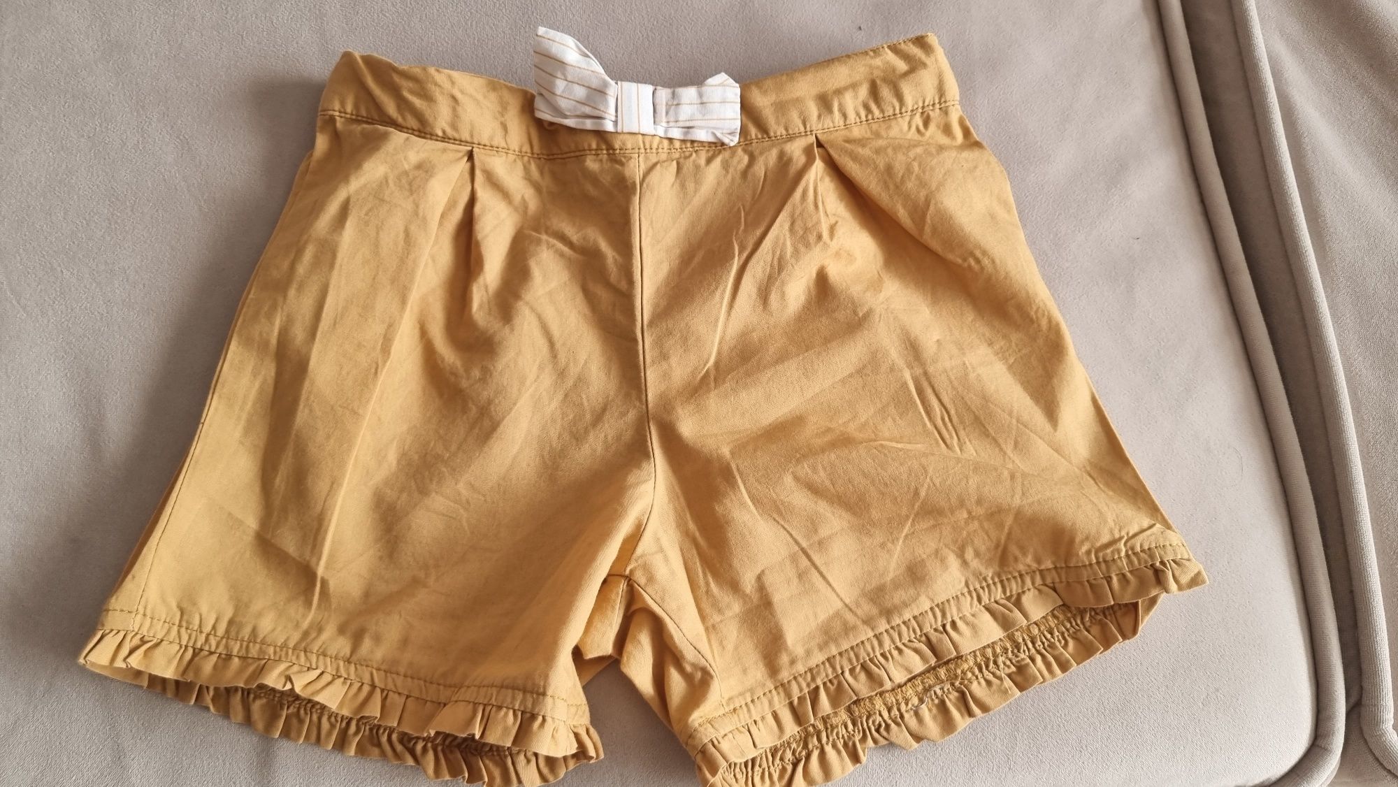 Varias peças de roupa de menina em otimo estado