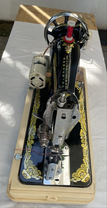 Máquina de costura portátil com motor elétrico, restaurada