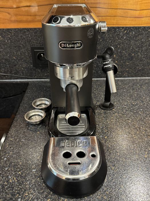 Ekspres ciśnieniowy DeLonghi Dedica EC685