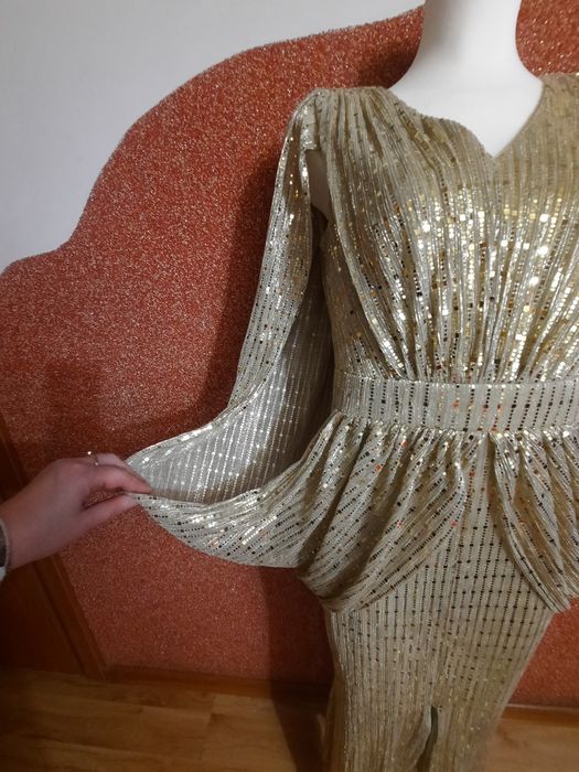 Cekinowa zlota sukienka