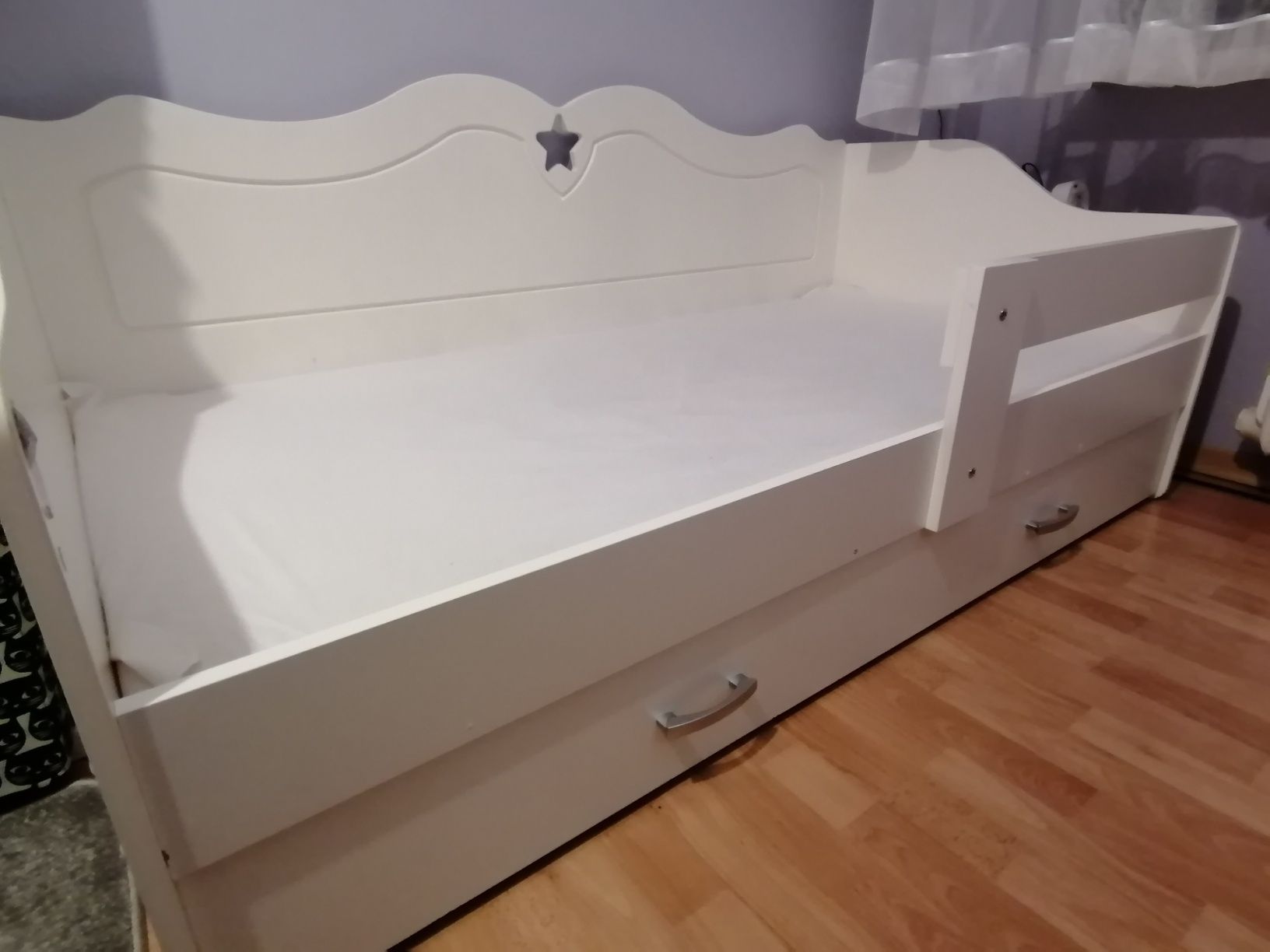 Białe łóżko dziecięce z szuflada