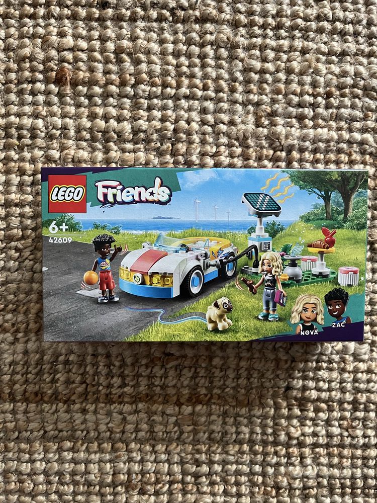 LEGO Friends 42609 - Samochód elektryczny i stacja ładująca