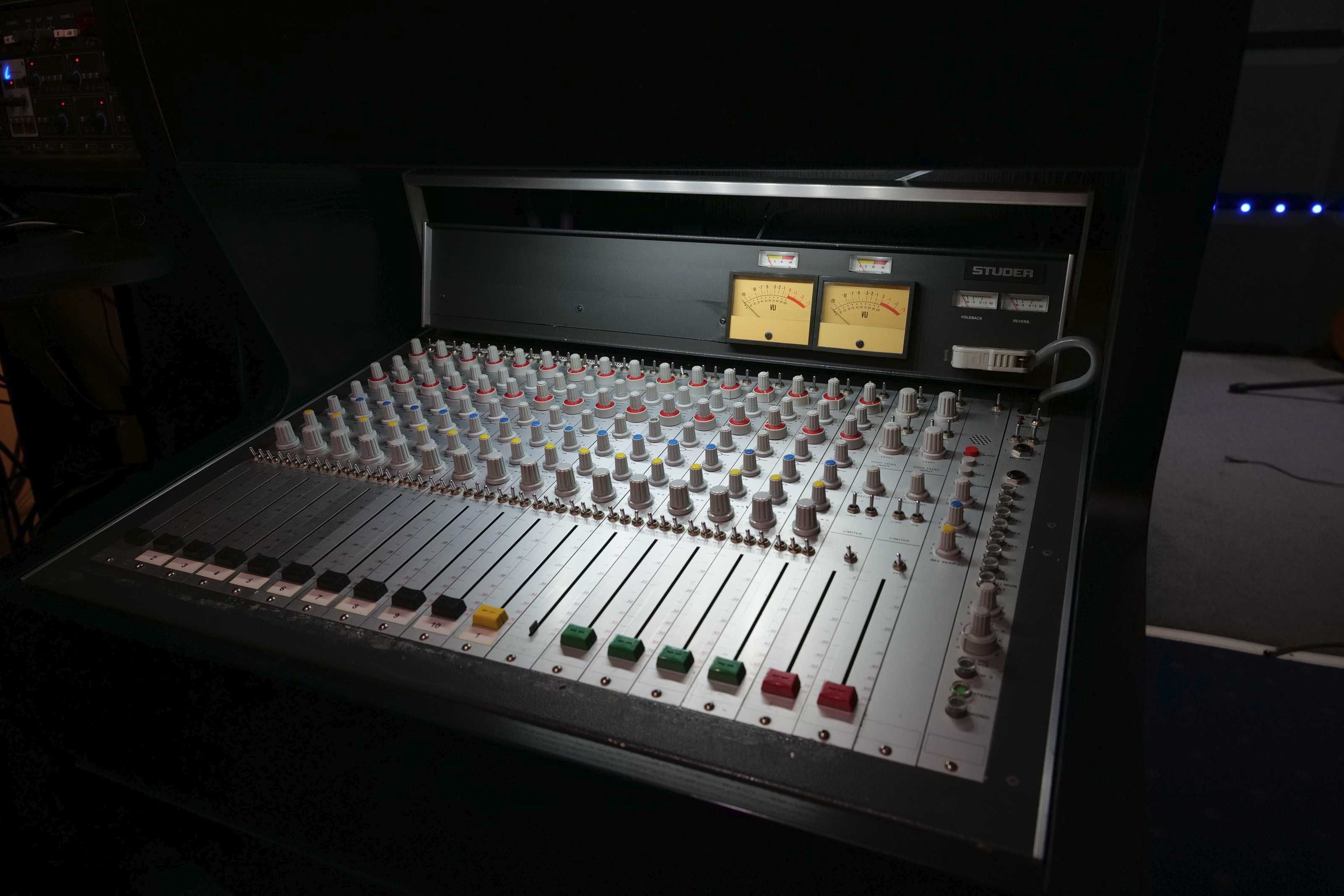 Studer 269 i 962. 2 analogowe miksery/sumatory audio. Łącznie 32 tory.