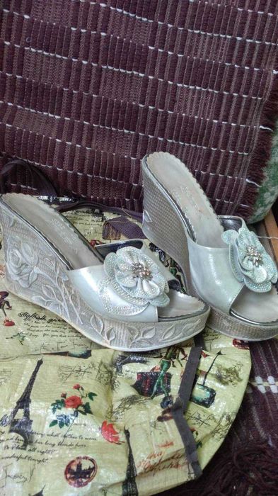 Босоніжки на платформі