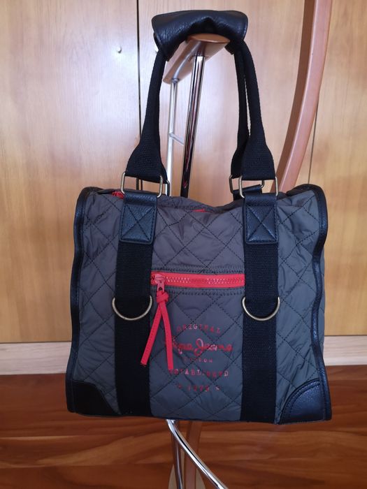 Mala Pepe Jeans em verde tropa com detalhes em vermelho