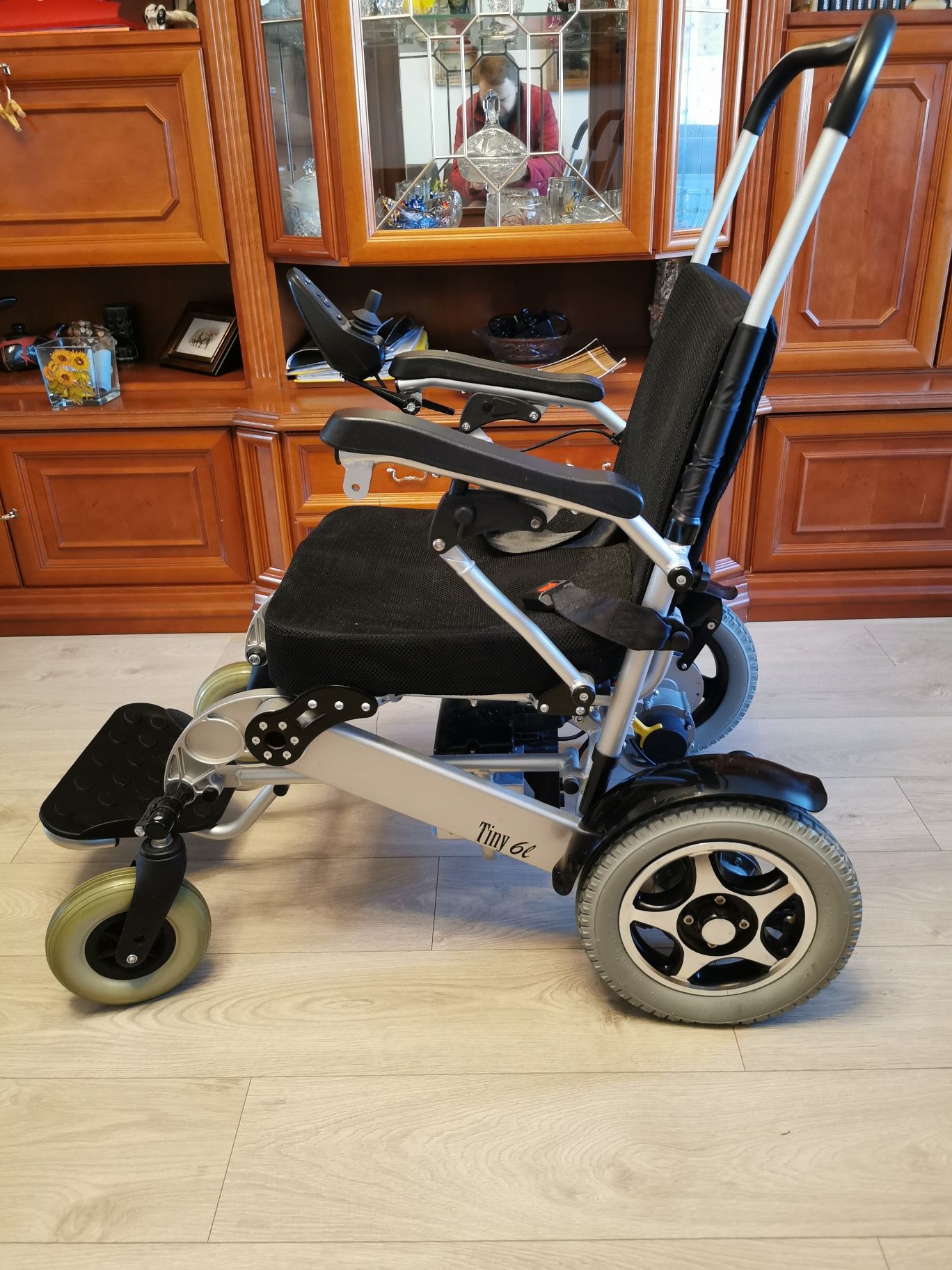 Przenośny i składany elektryczny wózek inwalidzki