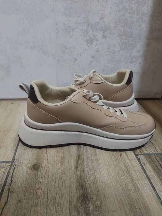 Кроссовки бежевые экокожа размер 40, стелька 25,5 сантиметров