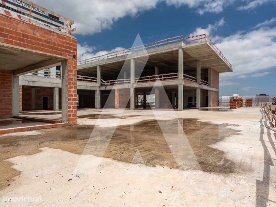 Armazém Industrial e Escritórios sito no Prior Velho / Loures