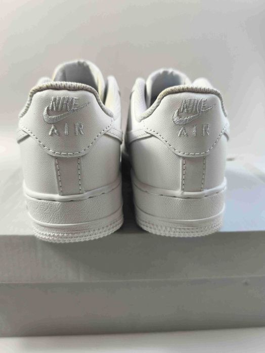 Damskie białe trampki Nike, rozmiar 39