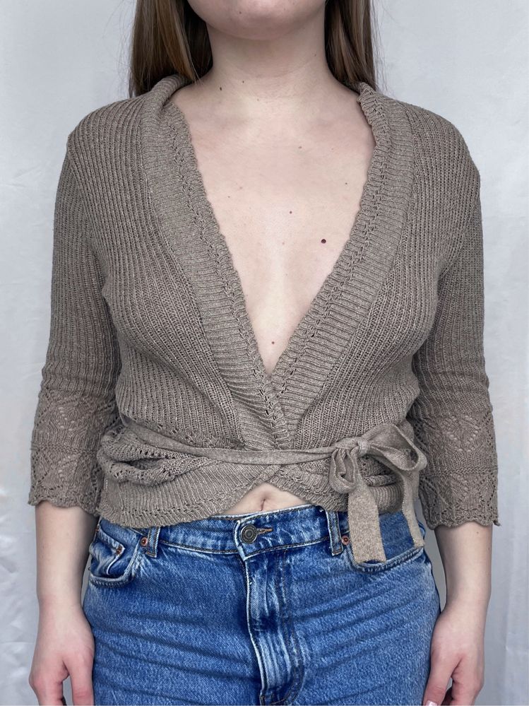 Beżowy sweter narzutka z ażurowym splotem wiązany w pasie smart girl